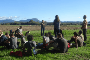 Des adhérant à l'ADAF profite d'un debrief en exterieur
